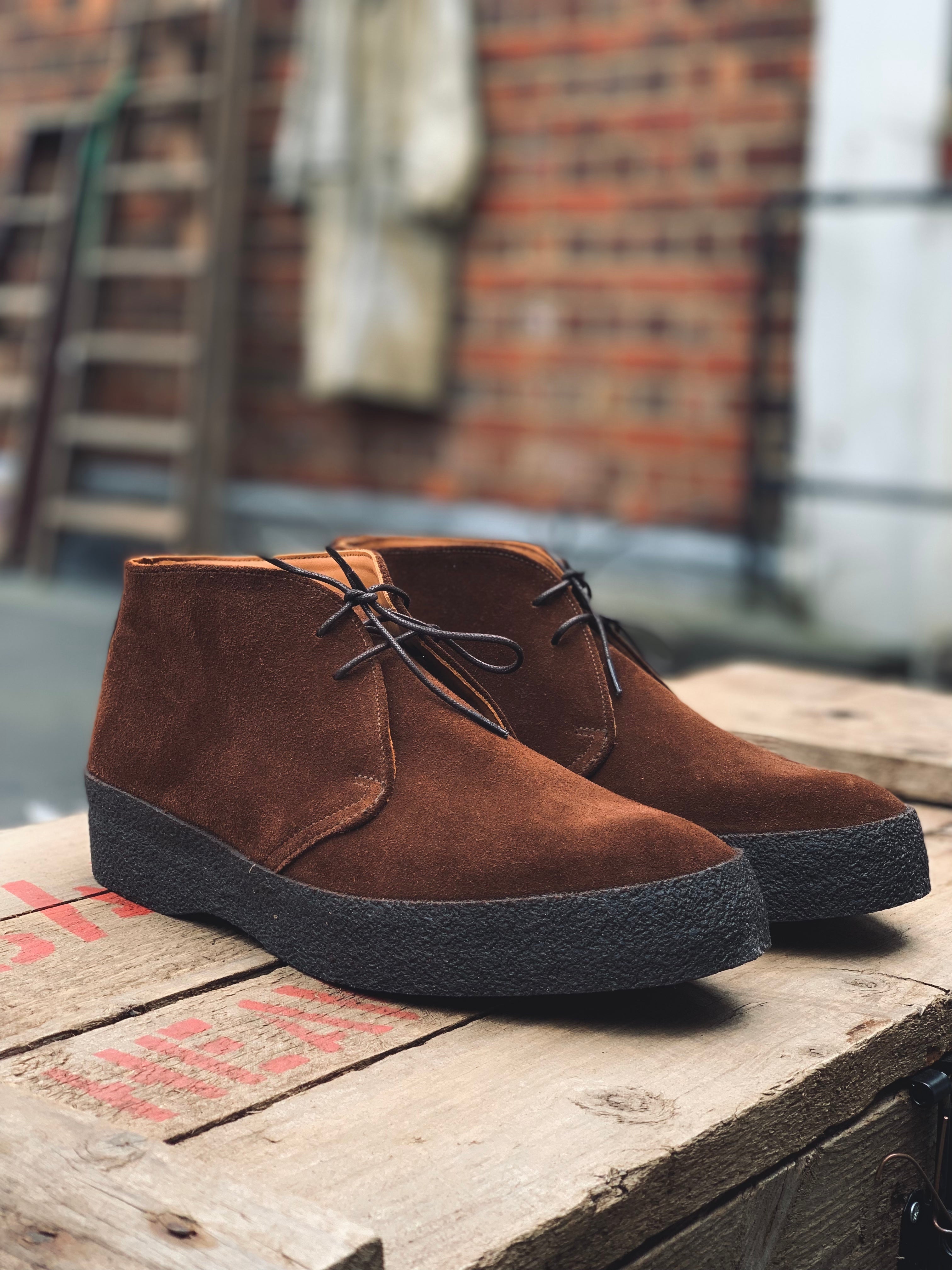 靴 SANDERS Chukka Boot by OVY UK7 SANDERS Chukka Boot by OVY UK7（Brown Suede Chukka Boots for